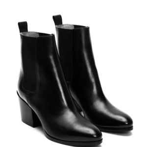 Frye Company Casey Ankle Chelsea Boots Size 7, Fits 6.5 Narrow